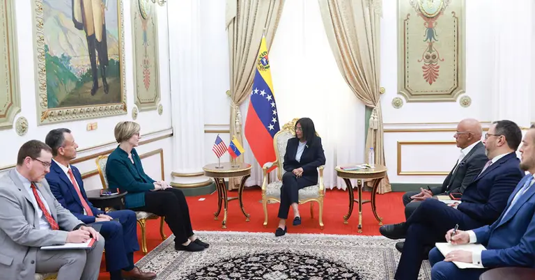 মার্কিন প্রতিনিধি দলের সঙ্গে বৈঠকে অন্তর্বর্তী প্রেসিডেন্ট ডেলসি রদ্রিগেজ